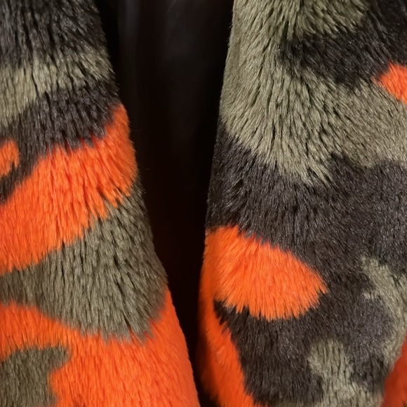 Apparis Jahaira camo luxe faux fur coat - Picture 6 of 6